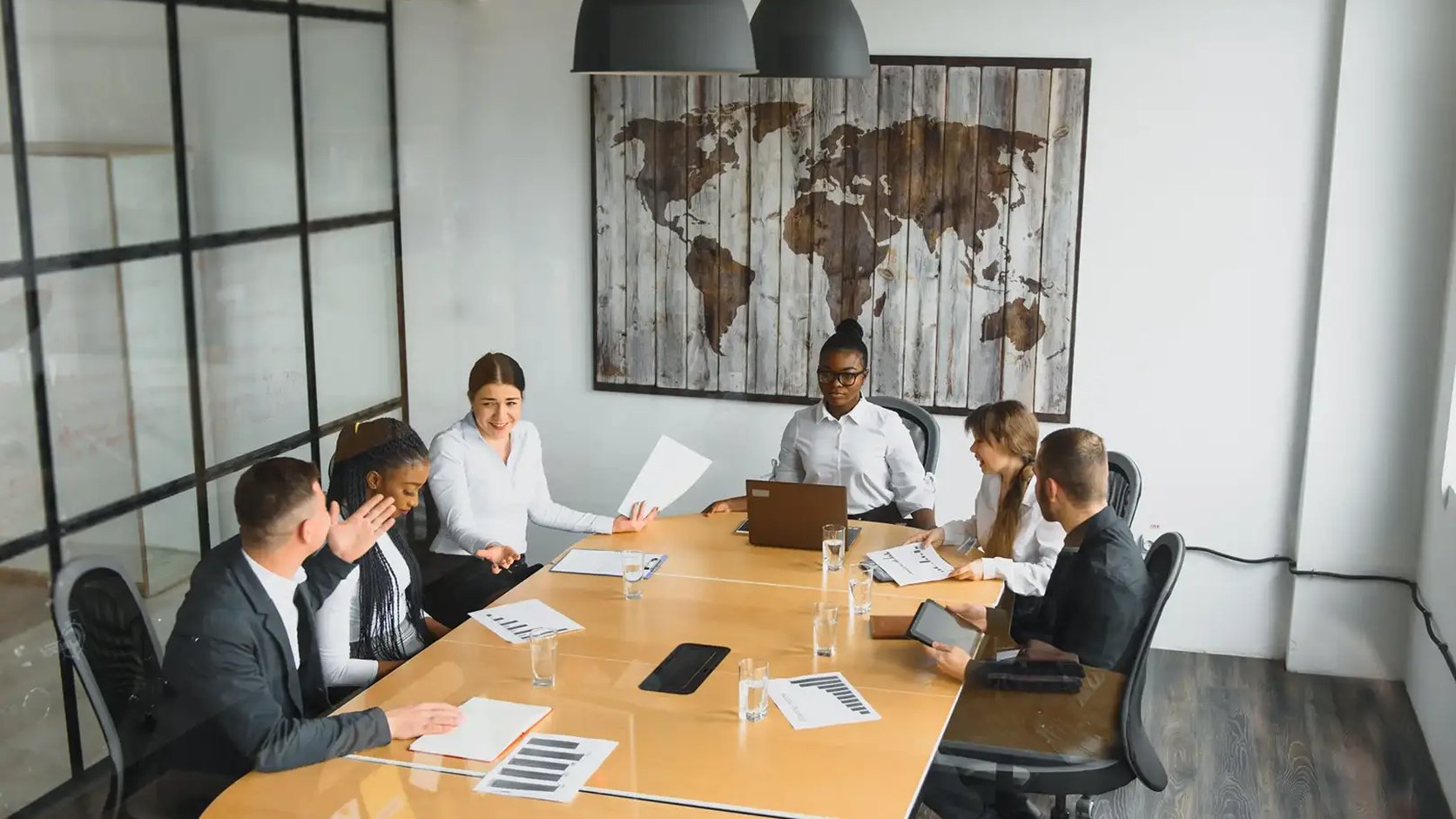 Equipe de trabalho em uma reunião profissional